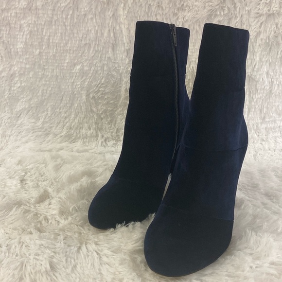 BCBGeneration BLUE VELVET WOMEN ANKLE BOOTS. SIZE- 7 B - Picture 1 of 7